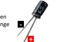Nærbillede af kondensator med langt (+) og kort (-) ben